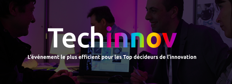 Des personnes discutent autour d'un ordinateur avec le texte "Techinnov".