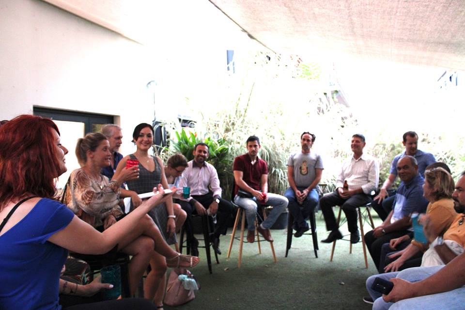 Un groupe de personnes assises en cercle lors d'une réunion informelle.