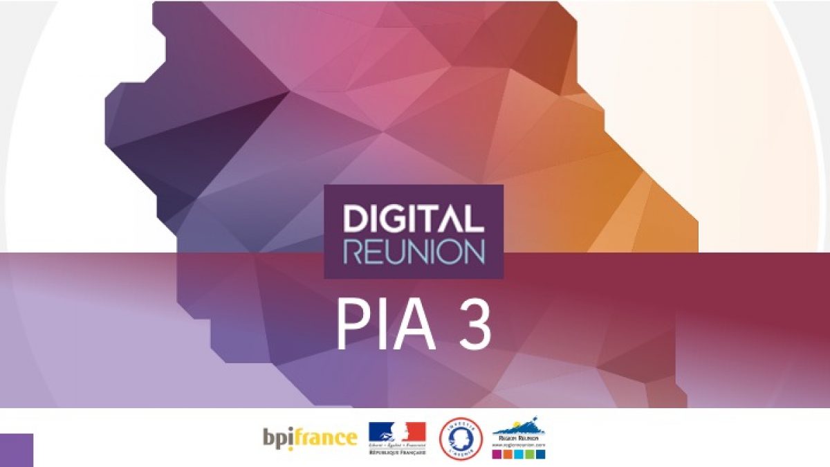 Logos de Digital Réunion et PIA 3 sur fond géométrique coloré.