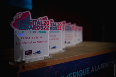 Trophées des Digital Awards 2022, Île de la Réunion, sur une table.