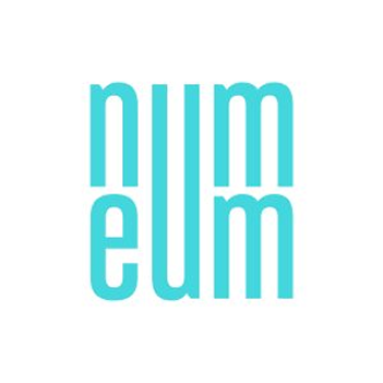 Logo bleu avec le texte "numeum" en lettres stylis&eacute;es.