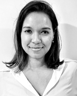 Je ne sais pas qui est sur cette image. Pour un attribut alt : "Portrait en noir et blanc d'une femme souriante."
