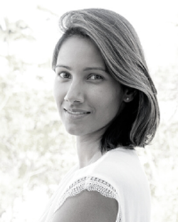 Femme souriante en portrait noir et blanc.