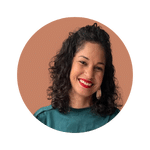 Femme souriante avec des cheveux boucl&eacute;s, portant un haut vert, fond beige.