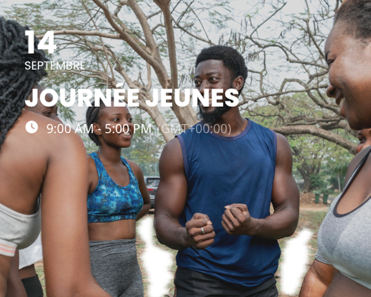 Groupe de jeunes discutant lors d'un &eacute;v&eacute;nement en plein air.