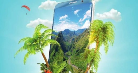 Affiche promotionnelle pour la semaine du e-tourisme avec smartphone et paysage tropical.