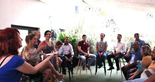 Un groupe de personnes assises en cercle lors d'une réunion informelle.