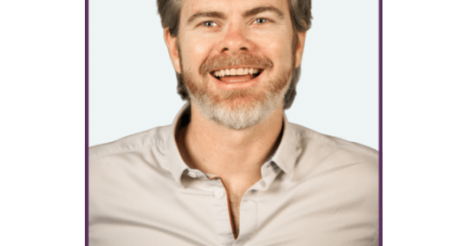 Homme souriant avec barbe, chemise grise, texte "Antoine DEVASLE, Président de DIGITAL REUNION".