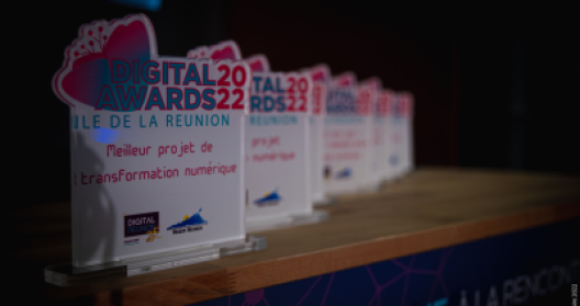 Trophées des Digital Awards 2022, Île de la Réunion, sur une table.