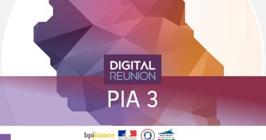 Logos de Digital R&eacute;union et PIA 3 sur fond g&eacute;om&eacute;trique color&eacute;.