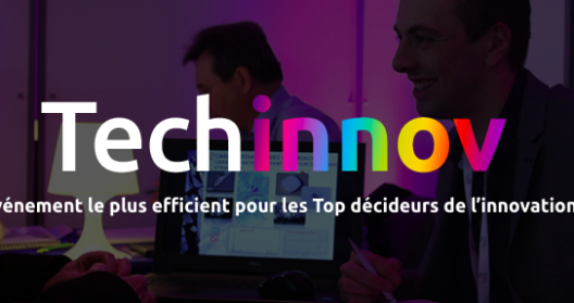 Des personnes discutent autour d'un ordinateur avec le texte "Techinnov".