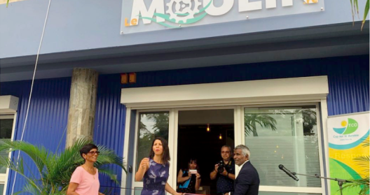 Cérémonie d'inauguration avec coupure de ruban devant un bâtiment nommé "Le Moulin".