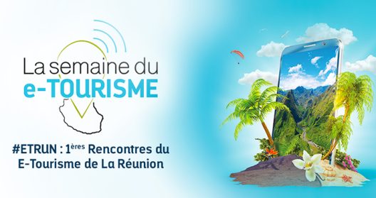 Affiche de "La semaine du e-TOURISME" avec un smartphone et paysage tropical.
