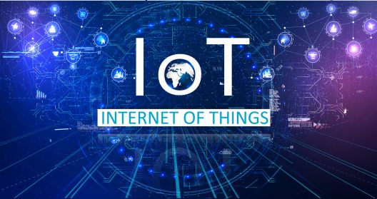 Texte "Internet of Things" sur fond technologique bleu avec icônes connectées.