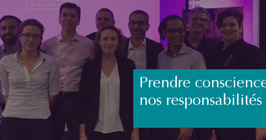 Un groupe de personnes posant avec le texte "Prendre conscience de nos responsabilités !".