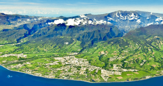 Vue aérienne d'une île montagneuse entourée d'océan avec logo coloré "SBA".